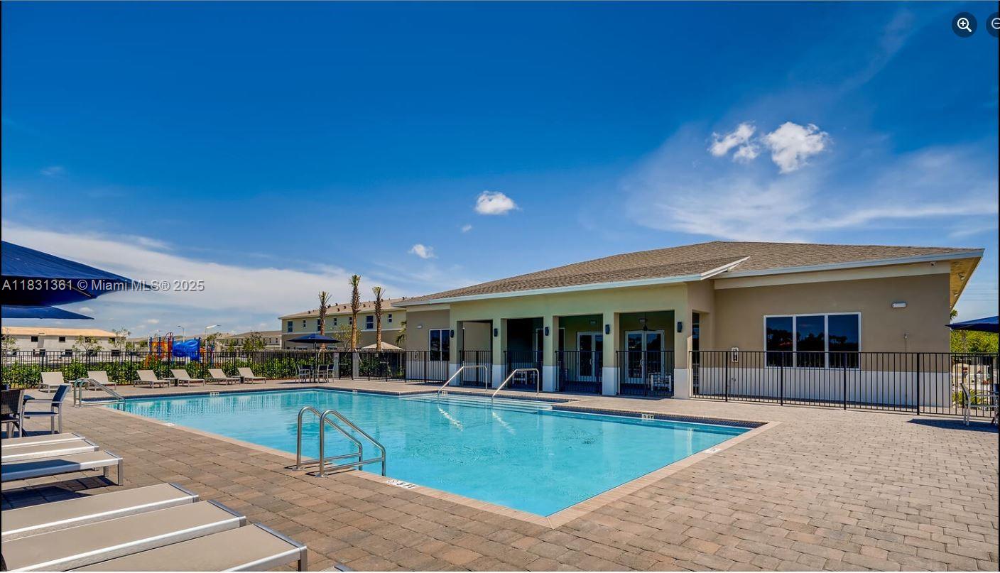 Townhouse, 2 bed/2.5 bath Homestead. Great opportunity, each bedroom has its own bathroom , Amazing location, next to shopping center, schools & more. KEYSPOINTE COMMUNITY. NO HOA APROVAL IS NEEDED. TEXT TO LISTING AGENT TO SHOW IT.