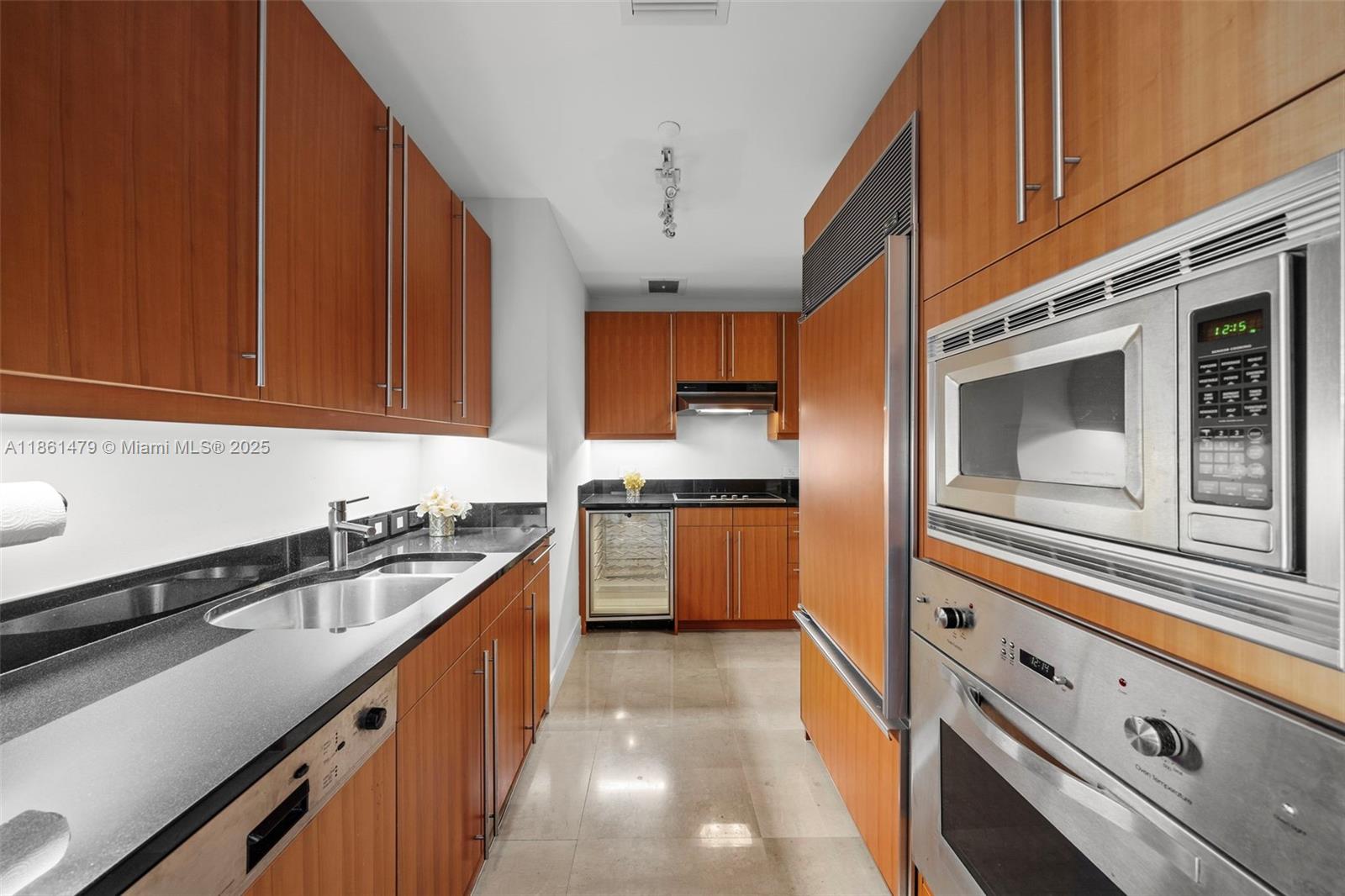 FOUR SEASONS RESIDENCES - Residential