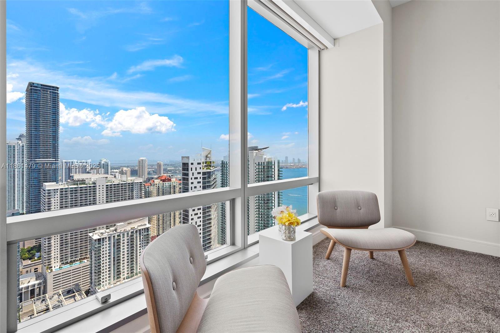 FOUR SEASONS RESIDENCES - Residential