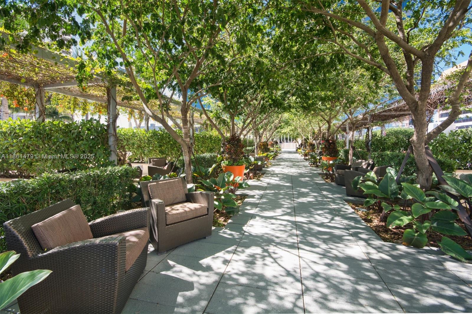 FOUR SEASONS RESIDENCES - Residential