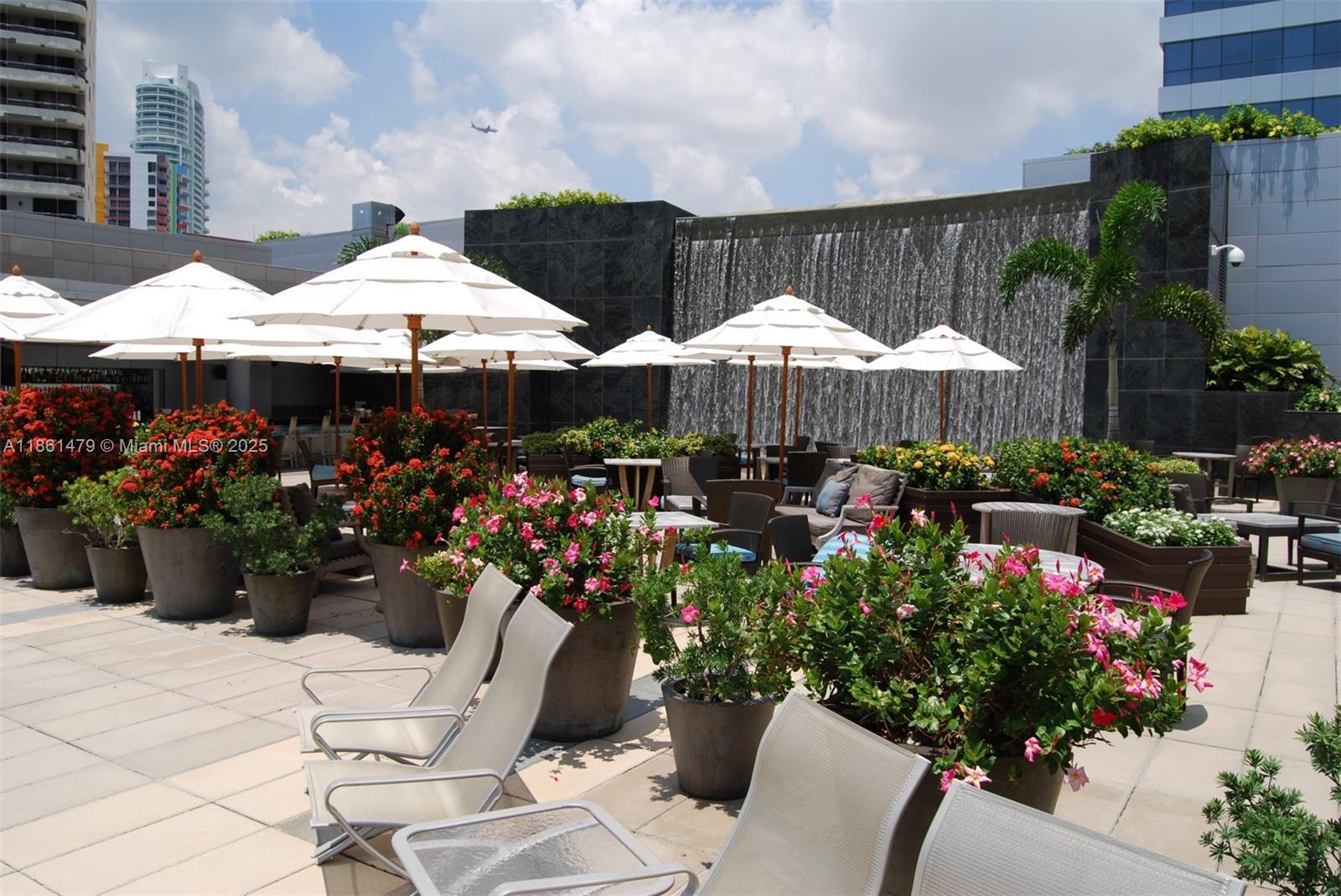 FOUR SEASONS RESIDENCES - Residential