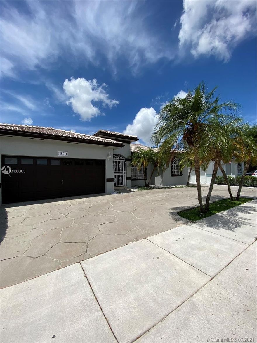 SHARE HOME with owner. NO PETS ALLOWED. NO SMOKER. Beautiful 2 bedroom with 1.5 bathroom washer and dryer included. 1 story family home in a great location. Miami Lakes "Colorama Estates". Tenants will be renting full House, owner will occupy in-laws quarters .