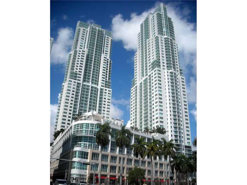 Come and have fun at Fabulous Vizcayne Condo towers which offer the best amenities in Downtown Miami including a gym, spa, theater, party room, business center and 2 great pools. This studio unit is very spacious, has good closet space, full size washer a nd dryer and a fantastic direct view over the Biscayne Blvd and the Bayfront Park, so lots of green to see!