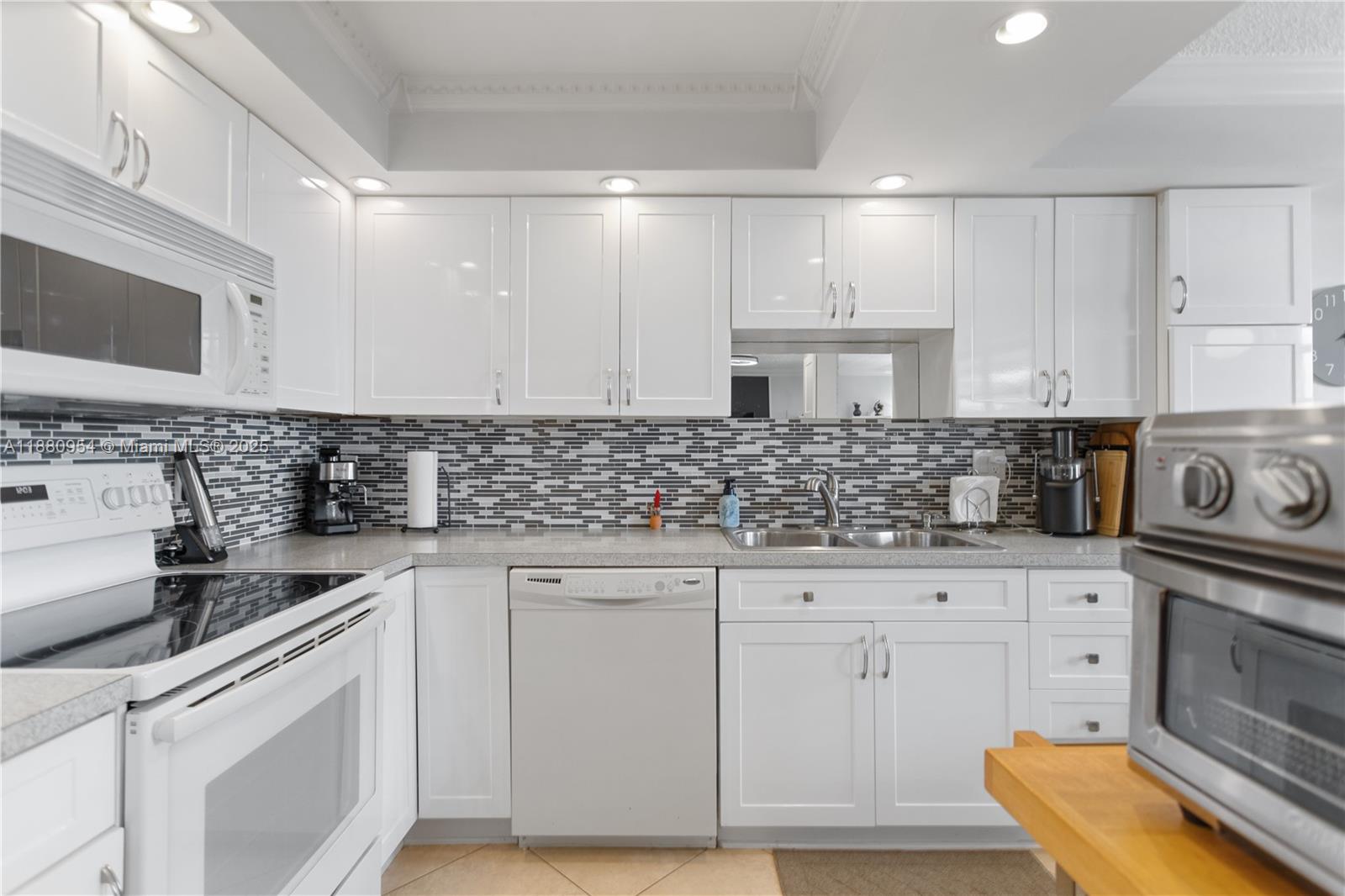**ABSOLUTE BEAUTY ** COMPLETELY REMODELED IS THIS ONE BEDROOM, ONE AND A HALF BATH PLUS DEN SPACIOUS UNIT** YOU'LL LOVE THE OPEN KIITCHEN, KITCHEN CABINETS, UPGRADED BATHROOMS AND SOLD COMPLETELY FURNISHED SO YOU CAN MOVE RIGHT IN** CAN BE RENTED RIGHT AWAY, ALL AGES, JUST MINUTES FROM DOWNTOWN HOLLYWOOD, THE BEACH AND MAJOR HIGHWAYS. THIS ONE ALSO COMES WITH A CDOVERED PARKING.**