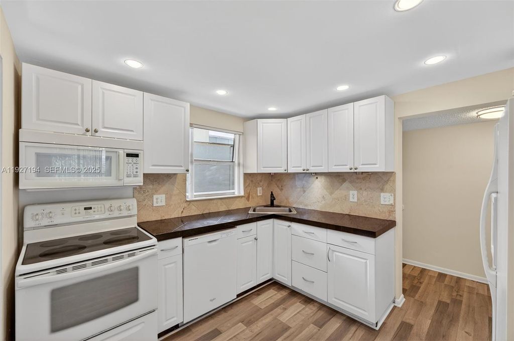 Photo of 3100 Riverside Dr #305, Coral Springs, FL 33065 (MLS # A11927194)