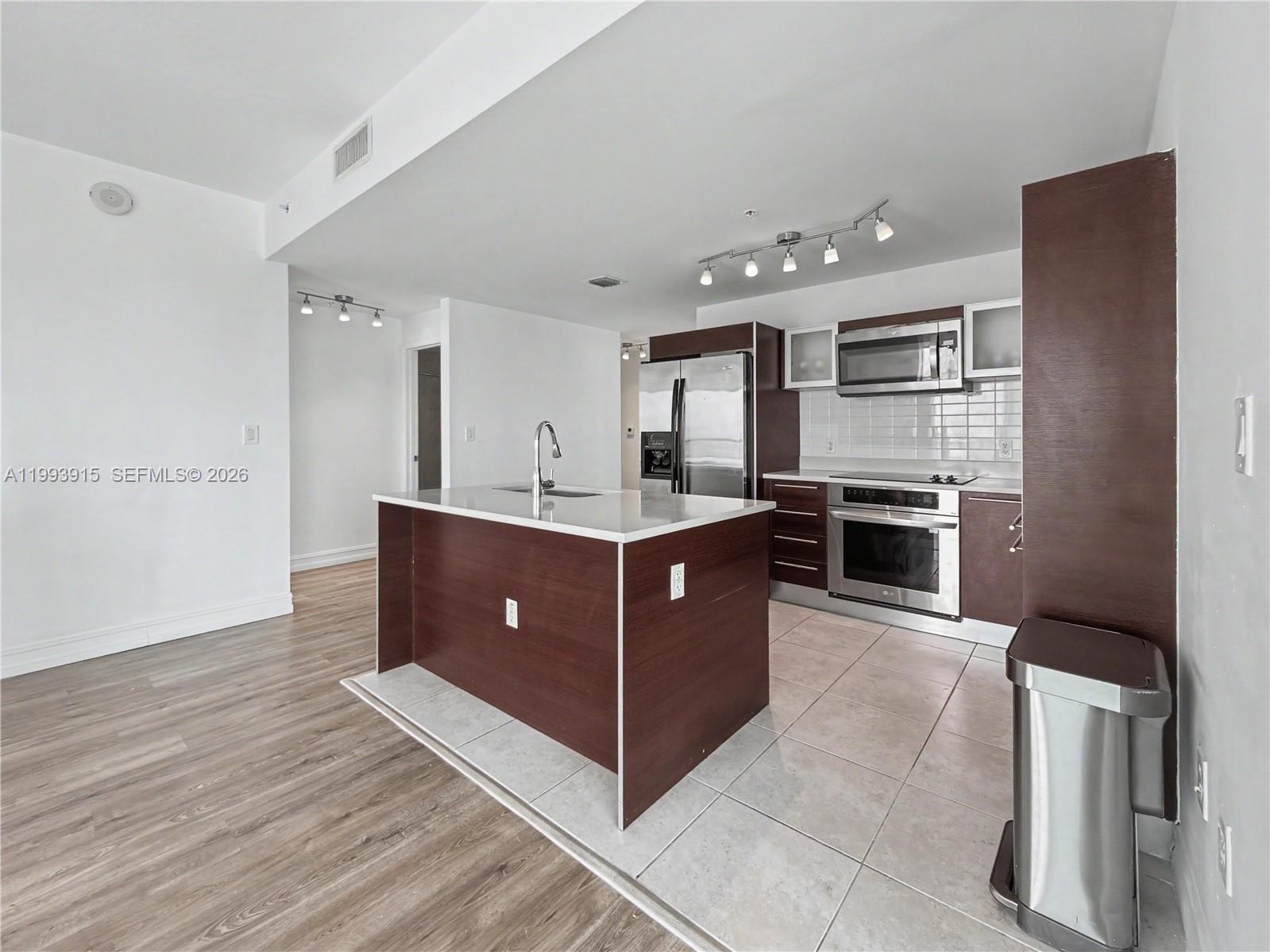 1900 N Bayshore Dr 3811