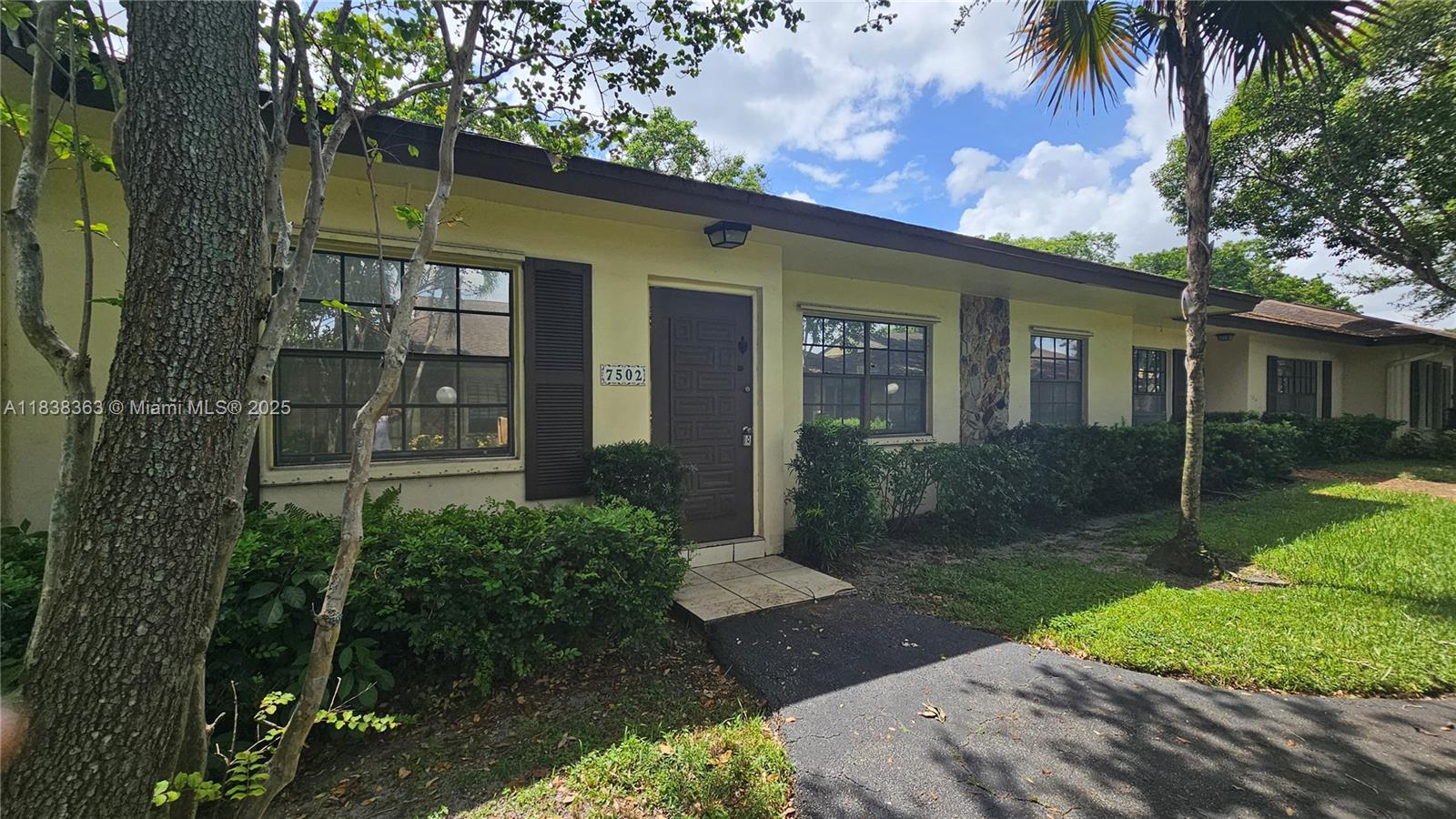 Spacious Three bedroom two bath with an extra room for home office or bedroom.
Excellent location close to shopping and major highways. Great Davie Schools and Colleges.