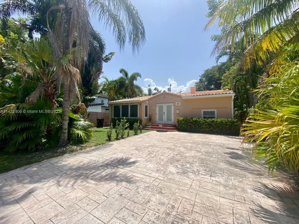 Photo of 627 NE 15th Ave, Fort Lauderdale, FL 33304 (MLS # A11422906)