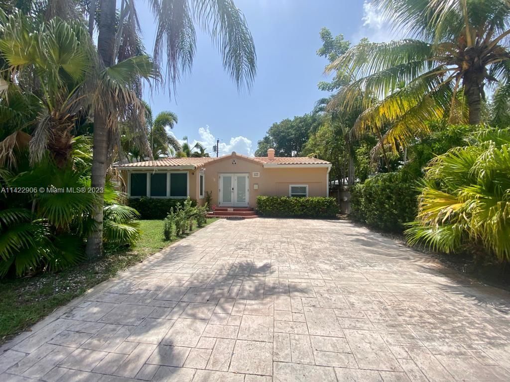 Photo of 627 NE 15th Ave, Fort Lauderdale, FL 33304 (MLS # A11422906)