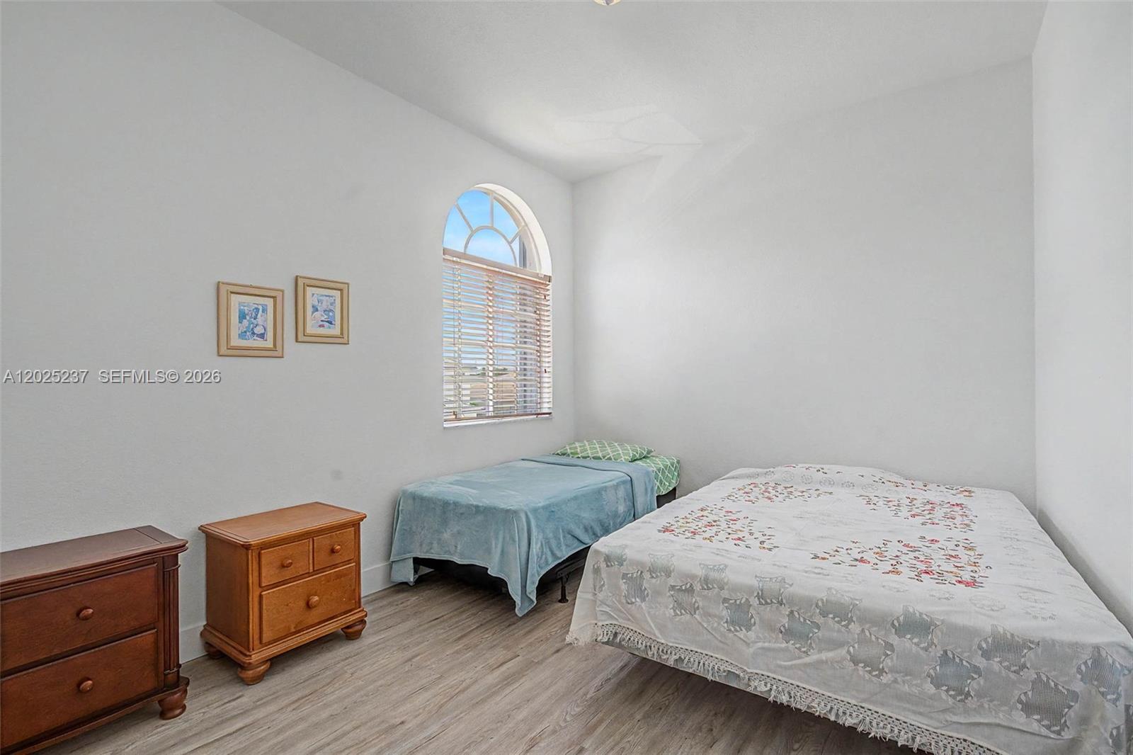 SANTA MONICA ESTATES - Residential