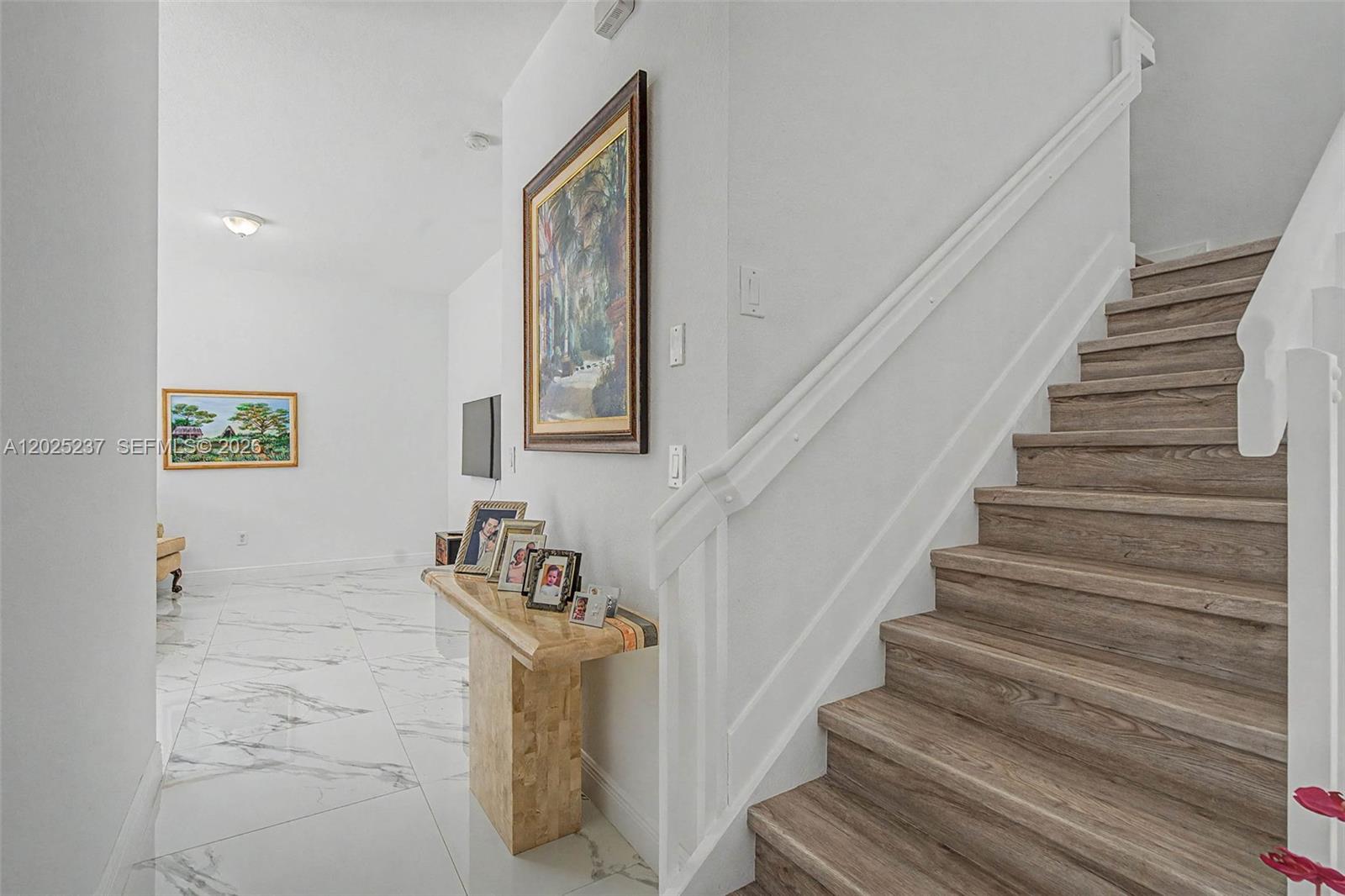 SANTA MONICA ESTATES - Residential