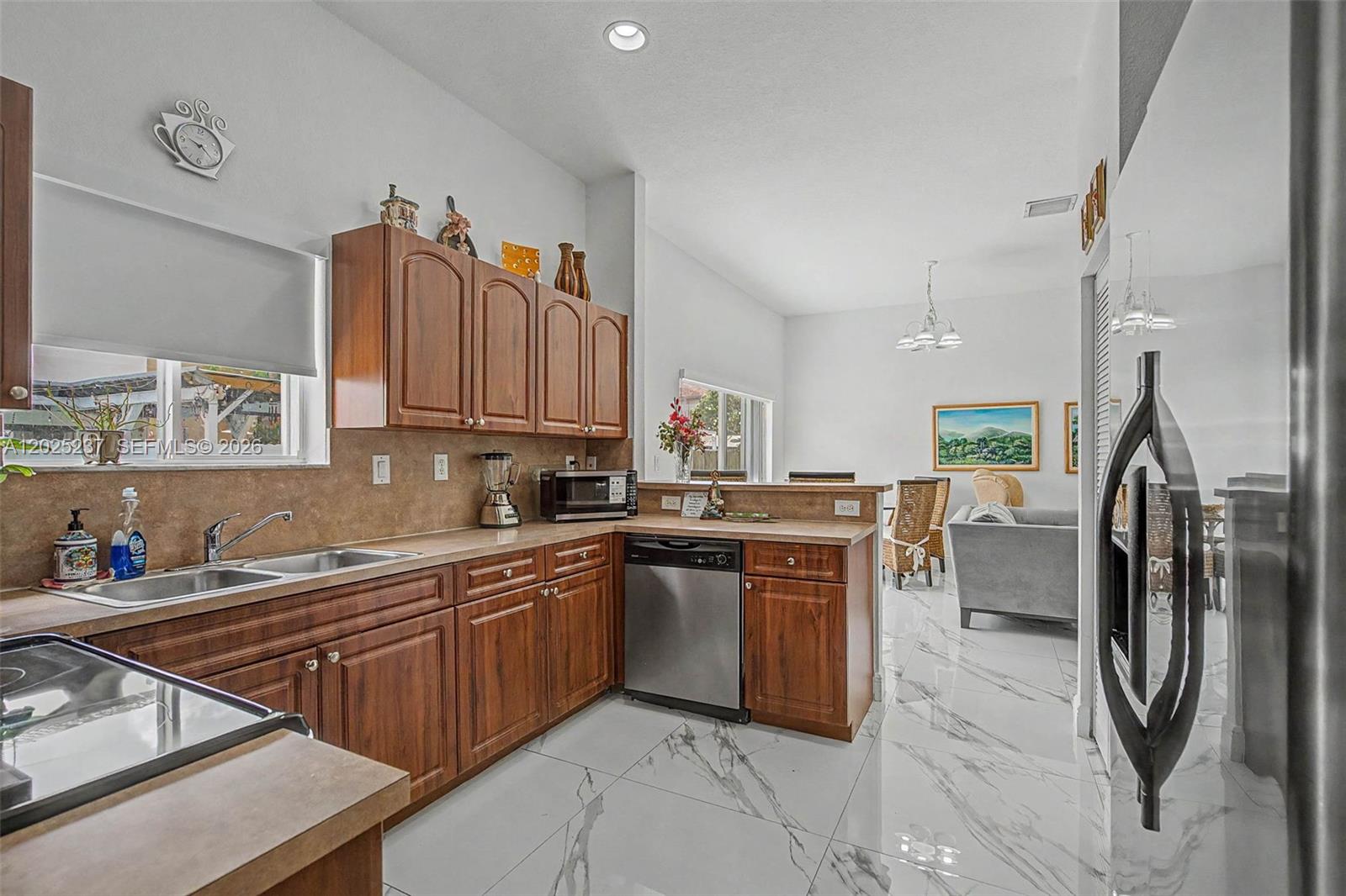 SANTA MONICA ESTATES - Residential