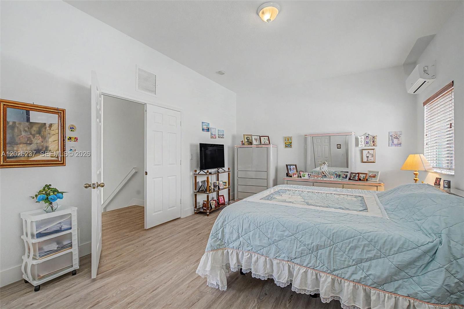 SANTA MONICA ESTATES - Residential