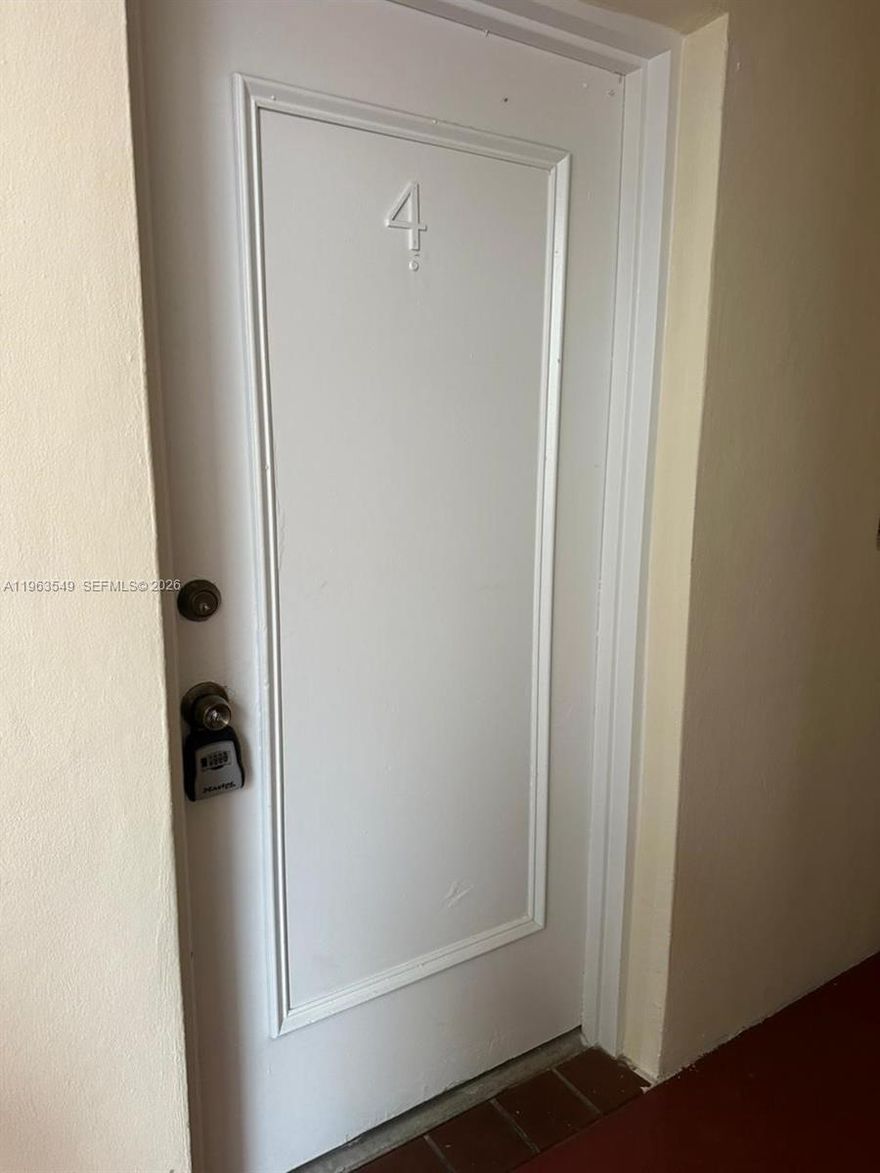 Great Location walking distance Hollywood circle, remodel unit, fresh paint, new bathroom, stainless still appliances, easy to rent !!! Fast closing.