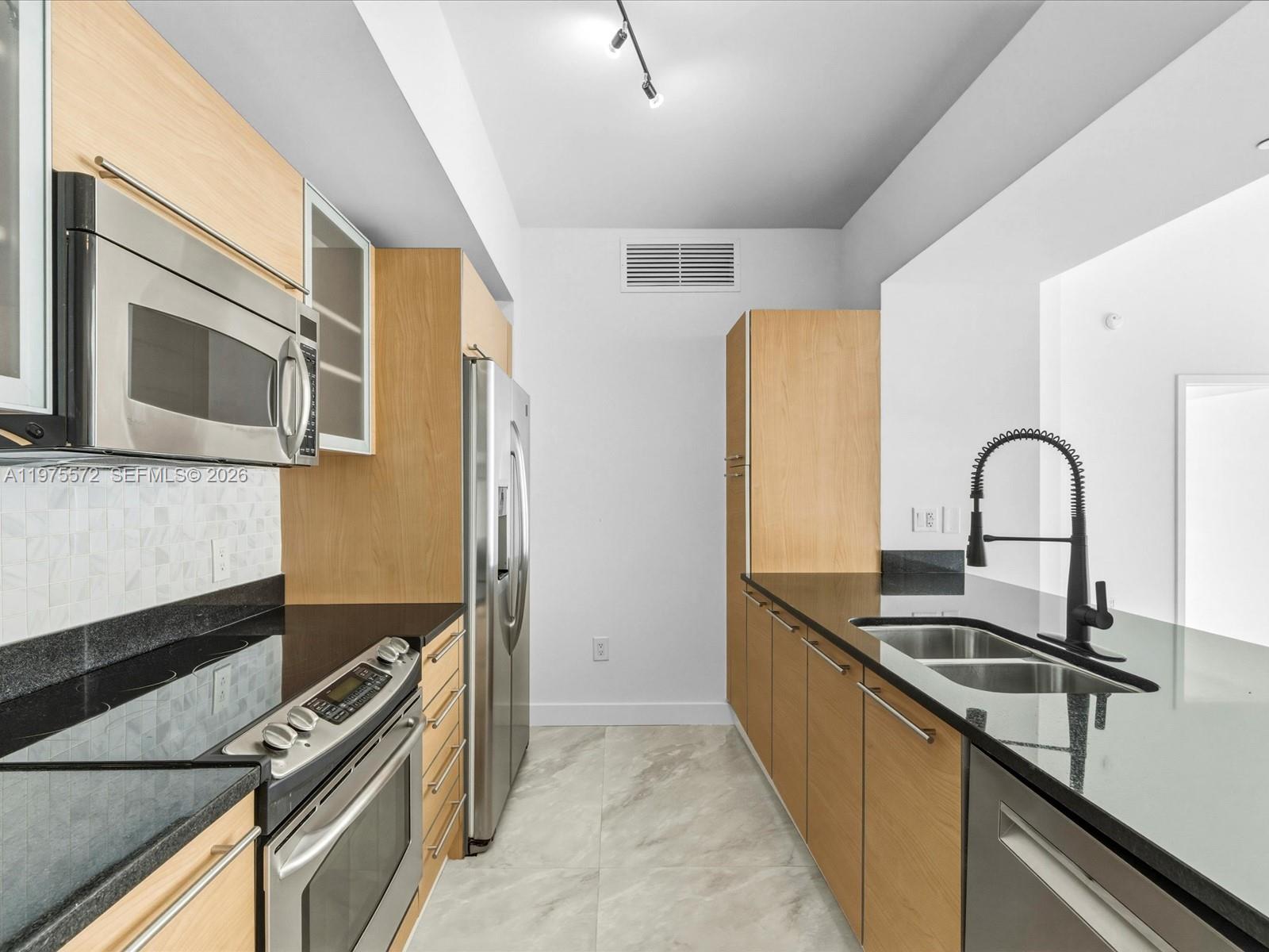 THE PLAZA 901 BRICKELL CO - Residential Lease