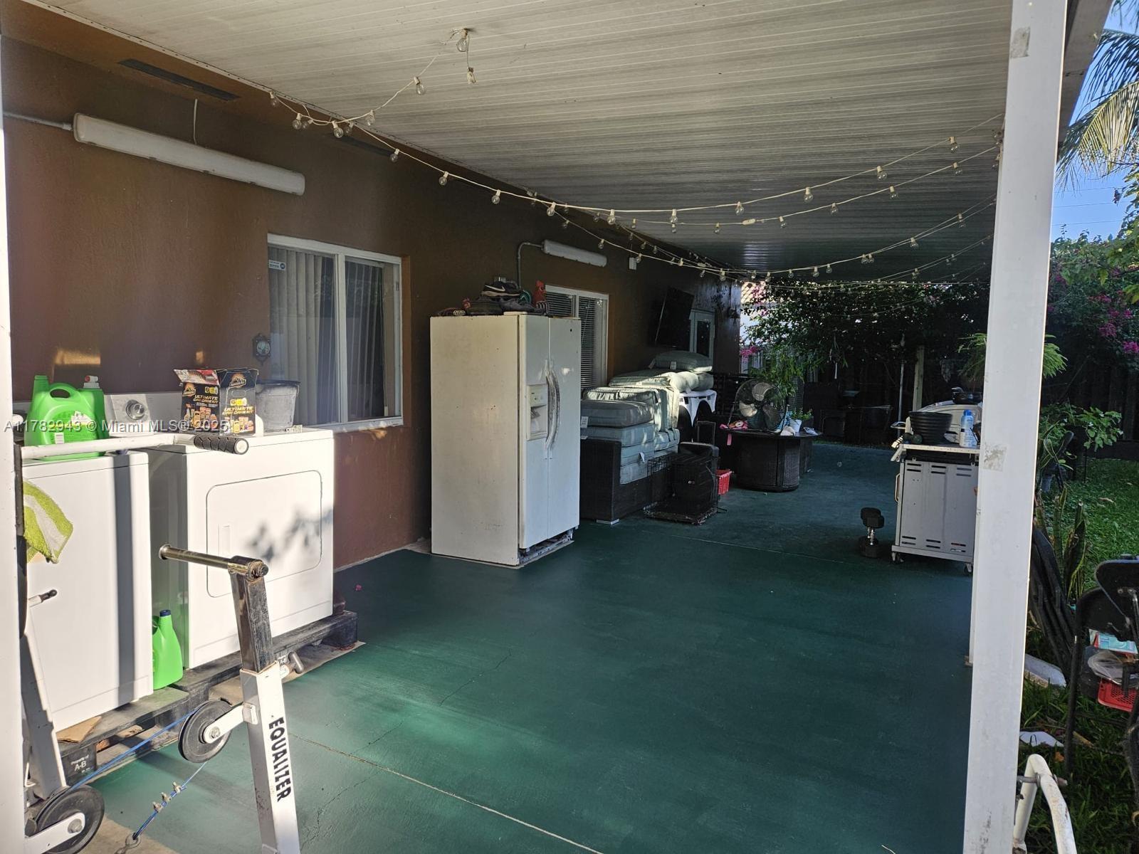 718 SE 12th Ter 718