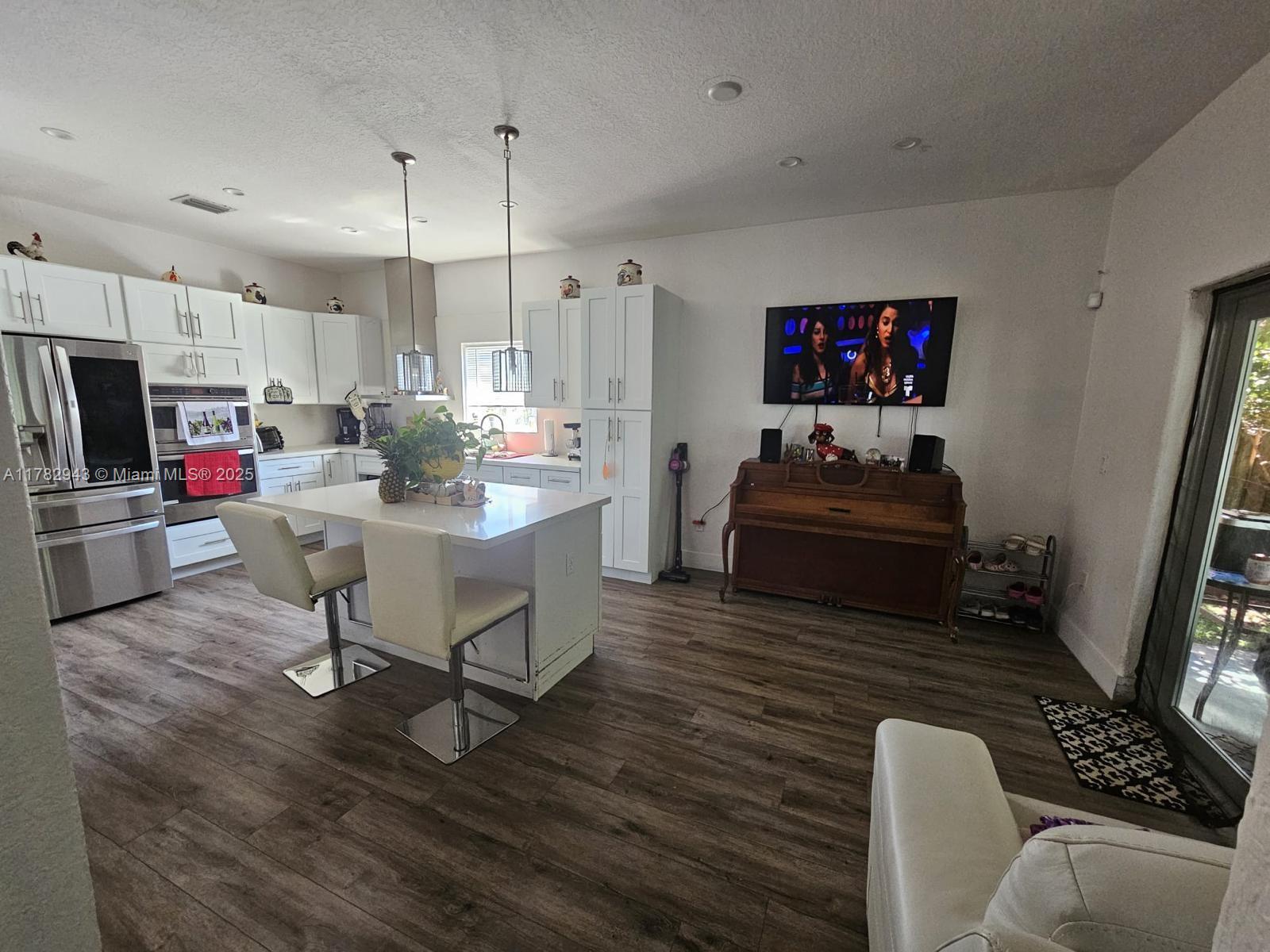 718 SE 12th Ter 718