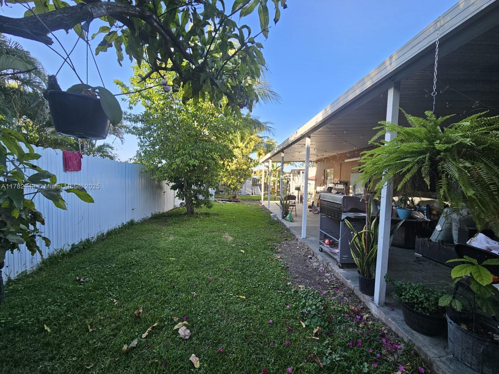 718 SE 12th Ter 718