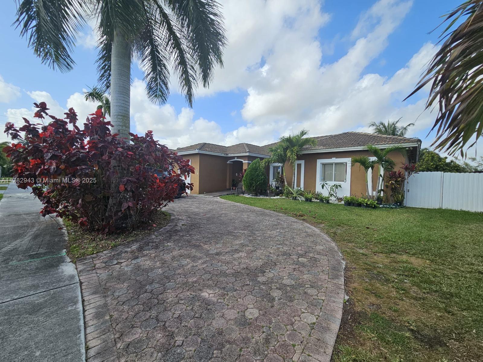 718 SE 12th Ter 718