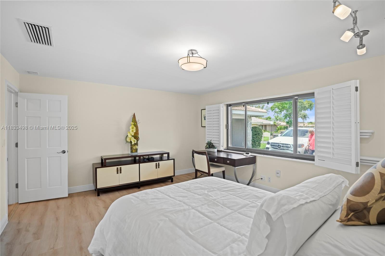 VILLA RESIDENCES OF EMERA - Residential Lease