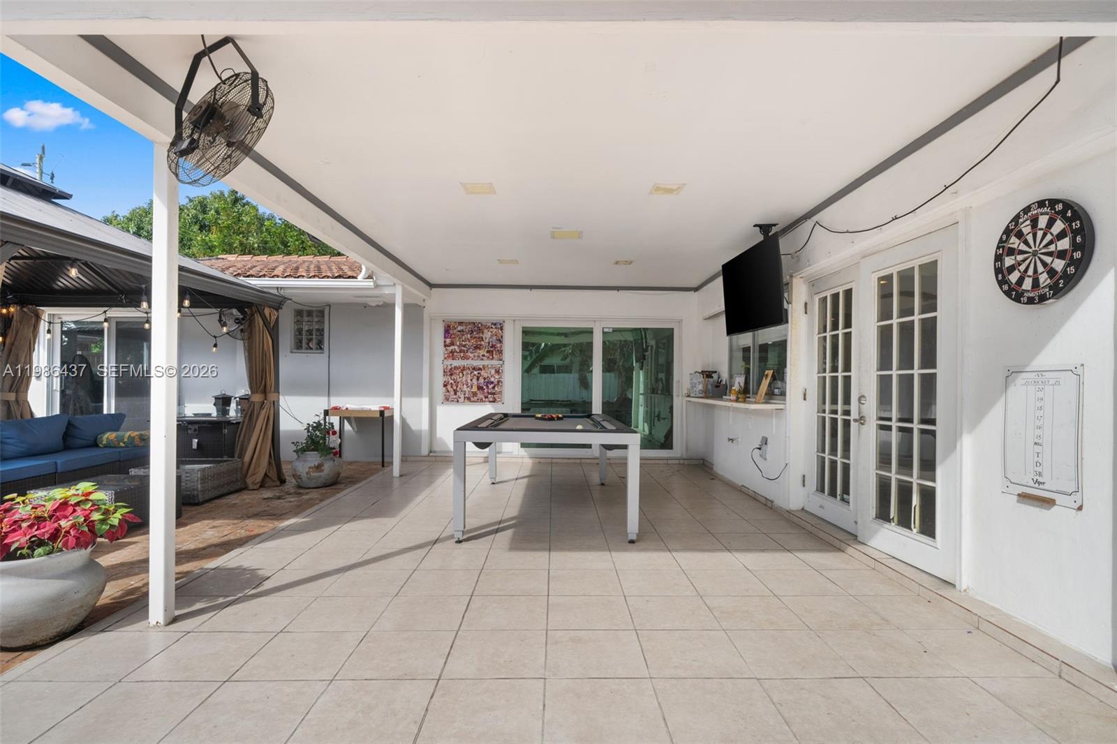 HOLLYWOOD HILLS - Residential Lease