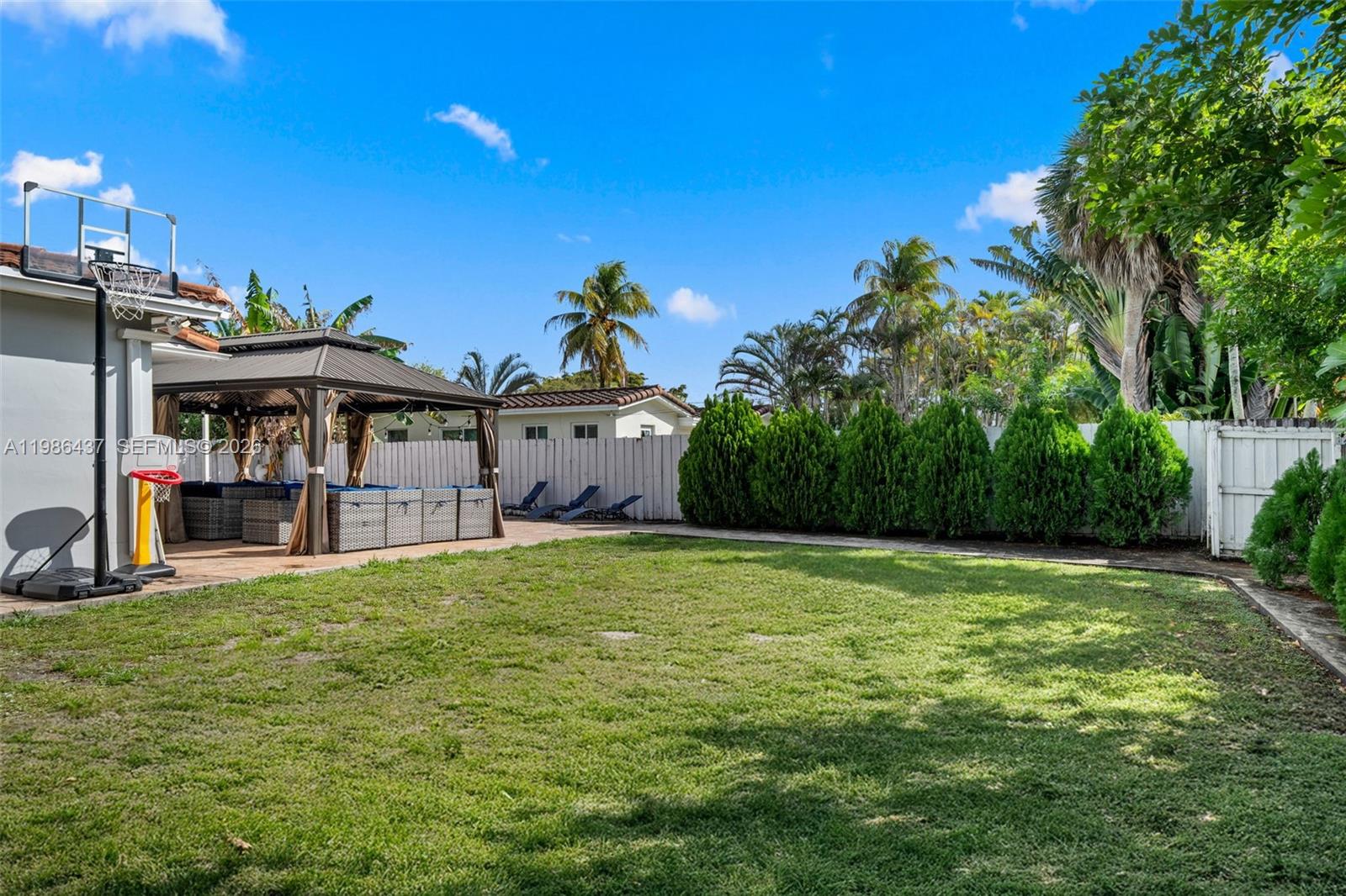 HOLLYWOOD HILLS - Residential Lease