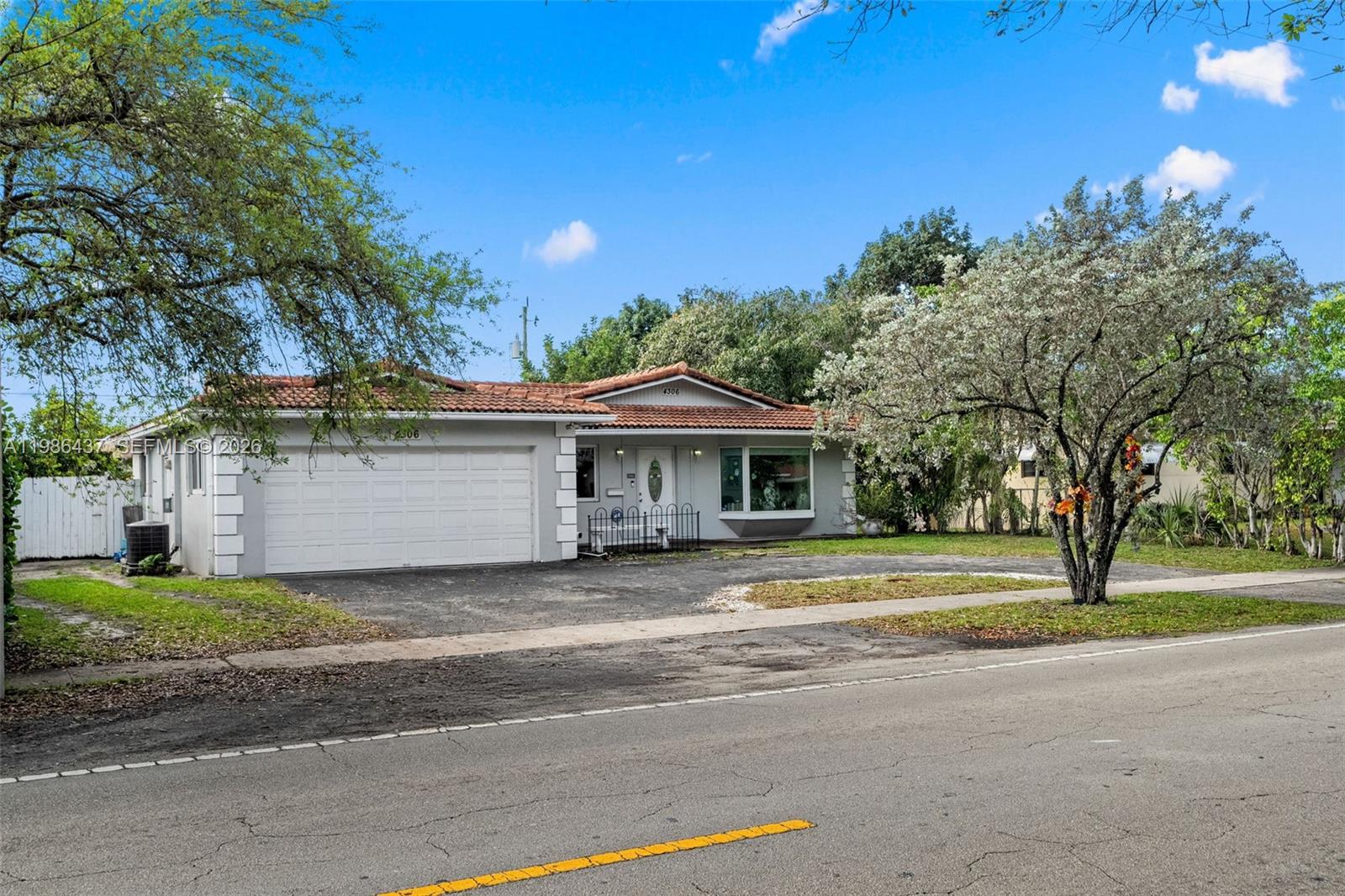 HOLLYWOOD HILLS - Residential Lease