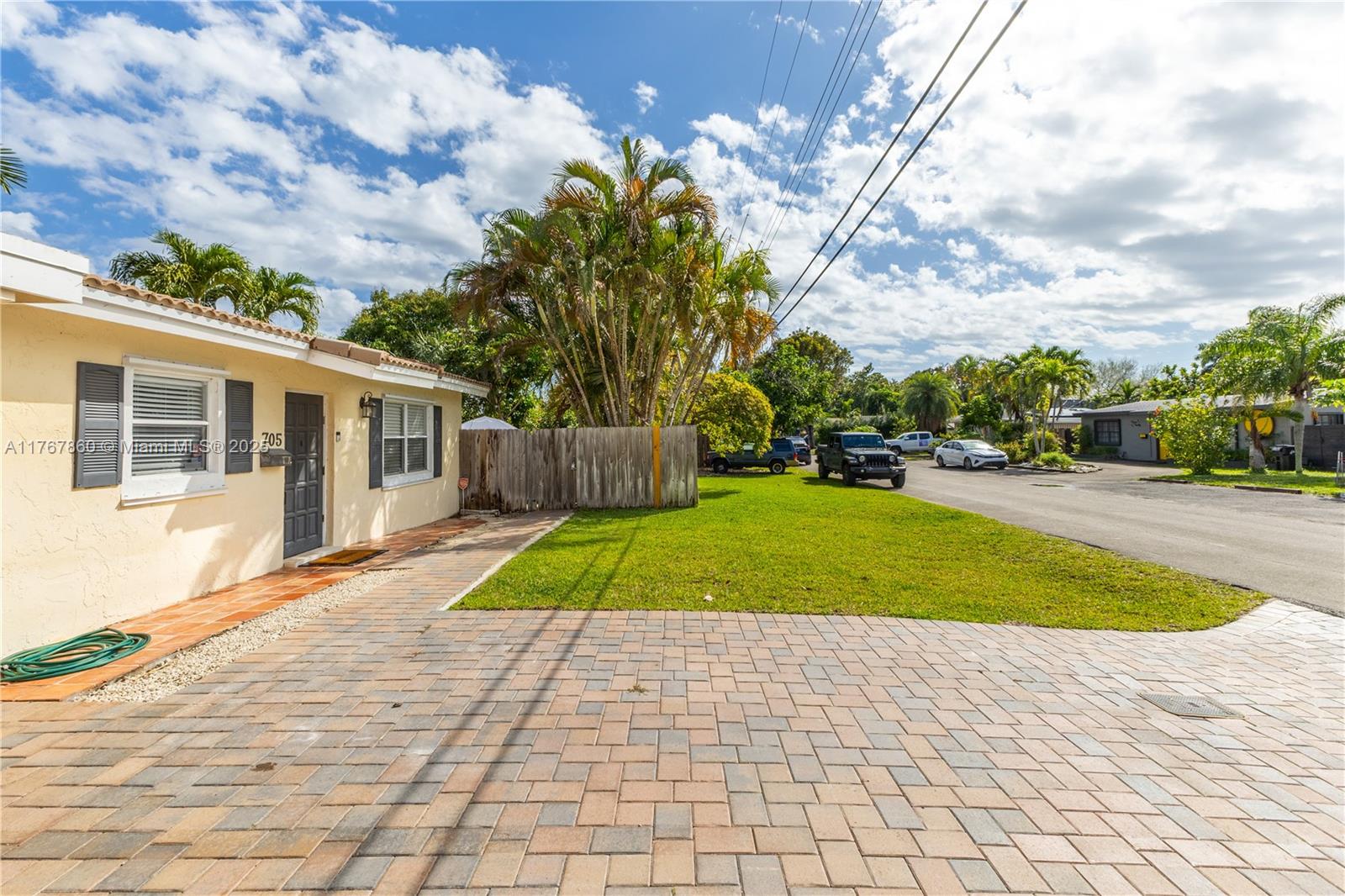 705 NE 15th Ct