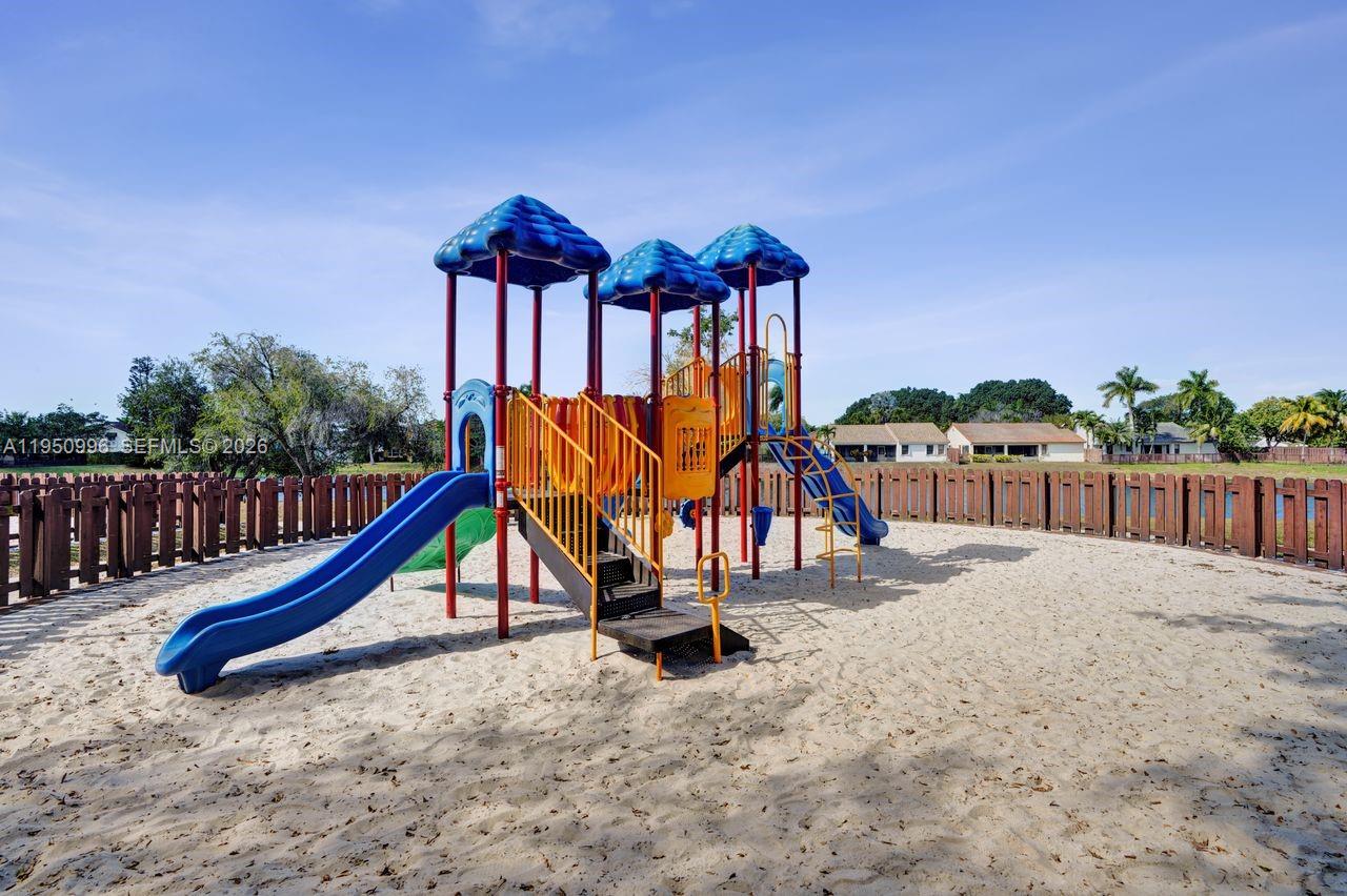 LAKES MEADOW VILG HOMES C - Residential