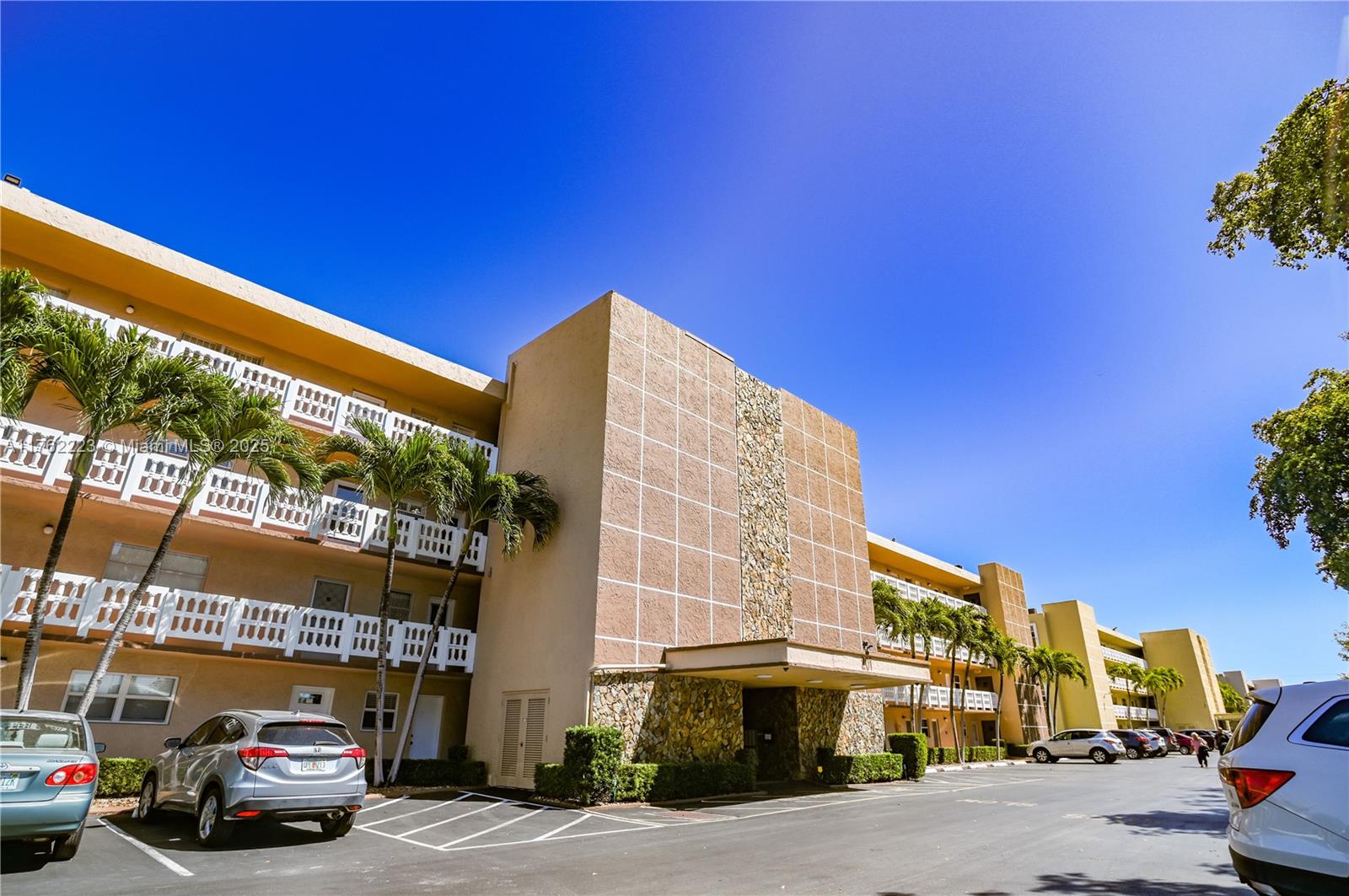 MEADOWBROOK LAKES CONDO - Residential
