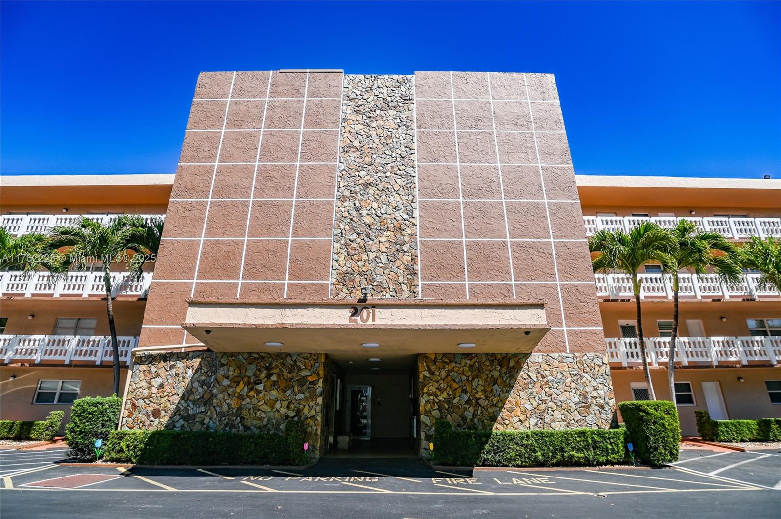 MEADOWBROOK LAKES CONDO - Residential