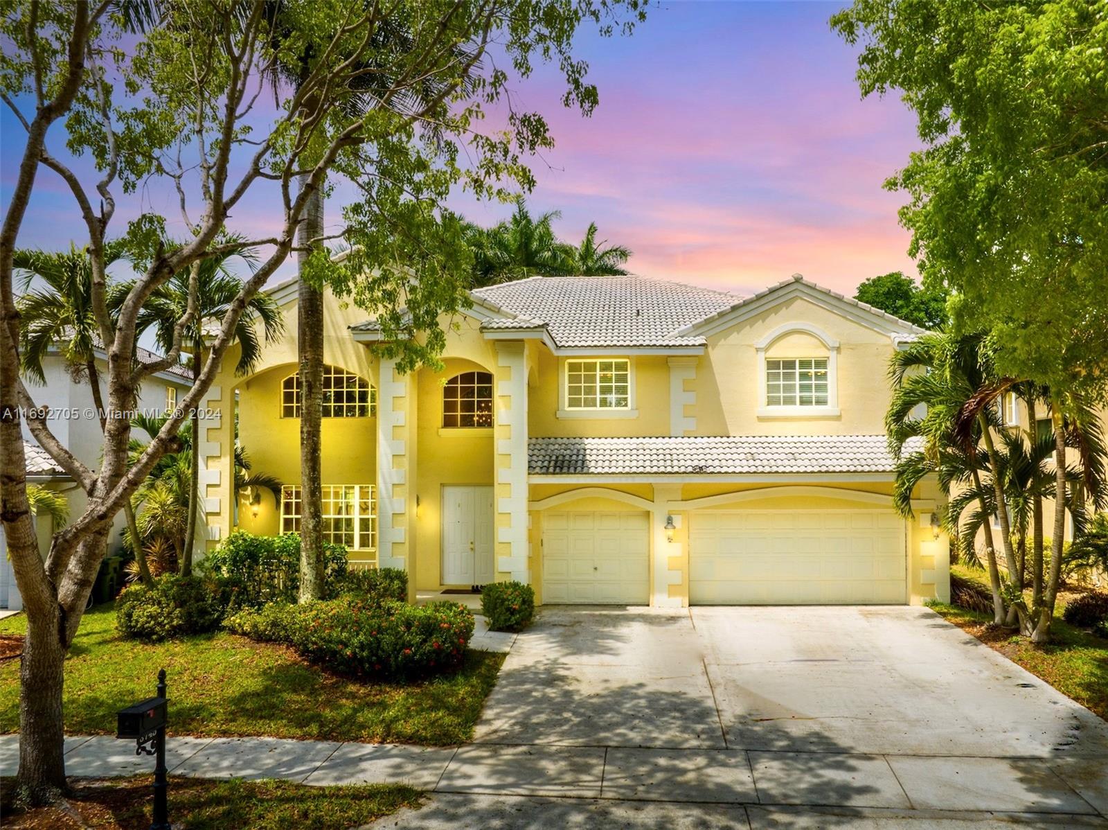 3745 Heron Ridge Ln Ln, Weston, Broward County, Florida - 5 Bedrooms  
4 Bathrooms - 