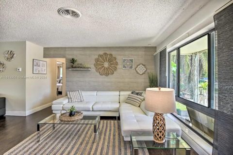 Single Family Residence in Hollywood FL 3819 Garfield St 8.jpg