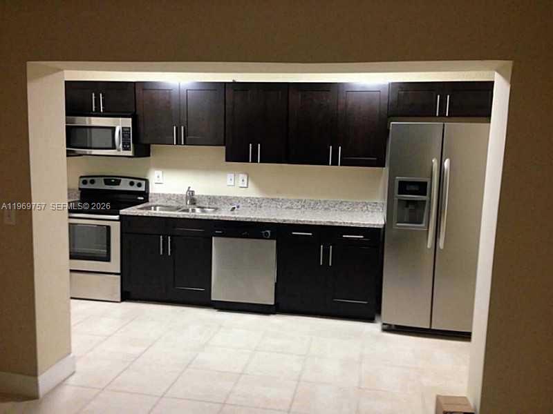 HOLLYWOOD PARK - Residential Lease