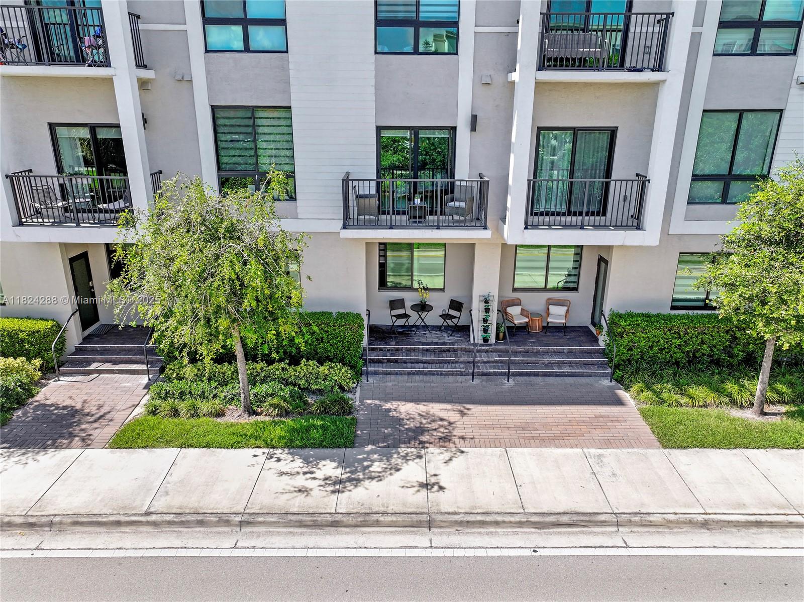 8301 Nw 41st St B-102, Doral, Miami-Dade County, Florida - 4 Bedrooms  
3 Bathrooms - 