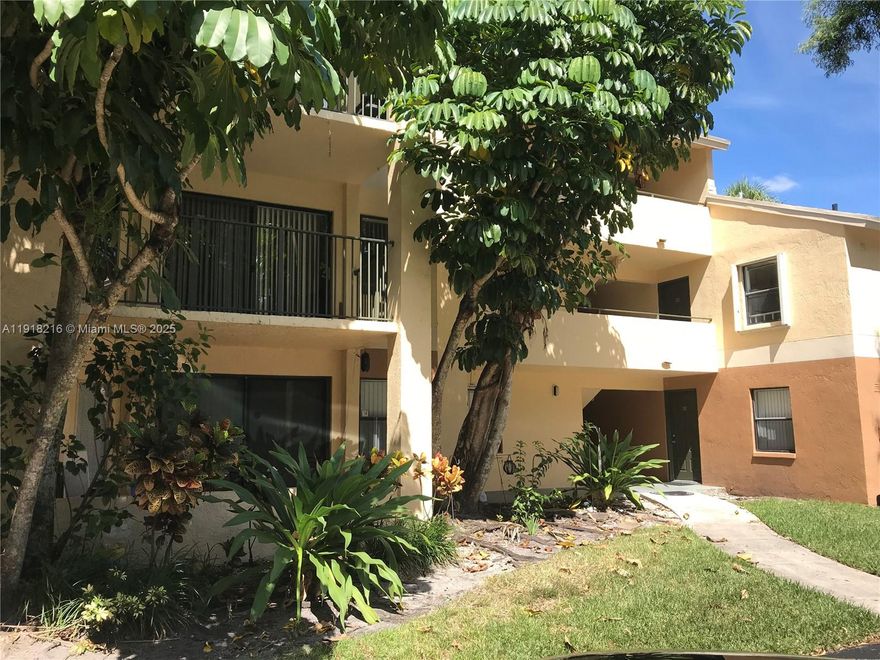 Beautiful and spacious unit located close to major highways, shopping centers, and the famous Sawgrass Mills Mall. The convenience of an in-unit washer and dryer, making laundry day a breeze. This well-maintained home offers living in a highly accessible area.