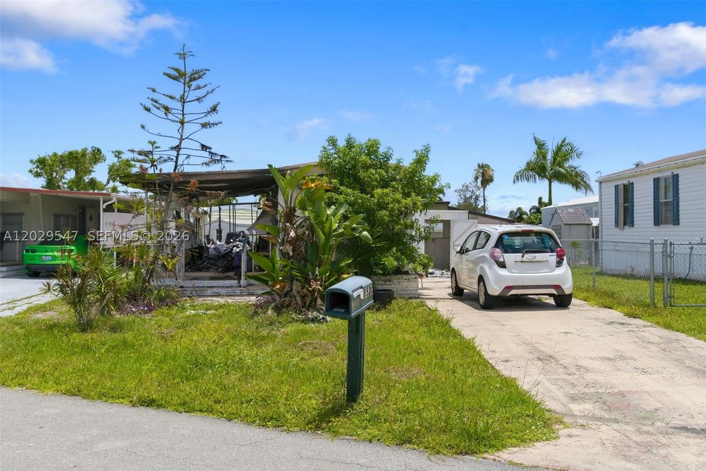 Photo of 8520 SW 21st Ct, Davie, FL 33324 (MLS # A12029547)