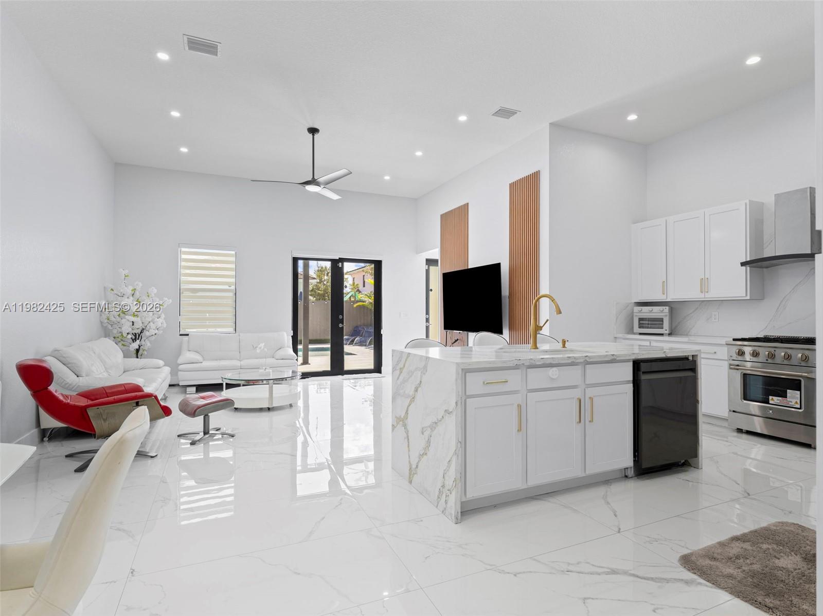 CORAL WAY BY LUXCOM - Residential
