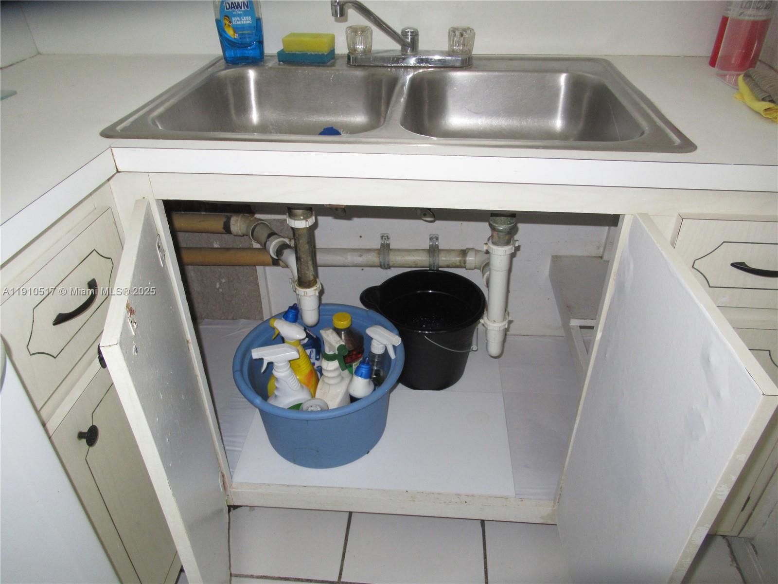 PARADISE VILLAS CONDO - Residential Lease