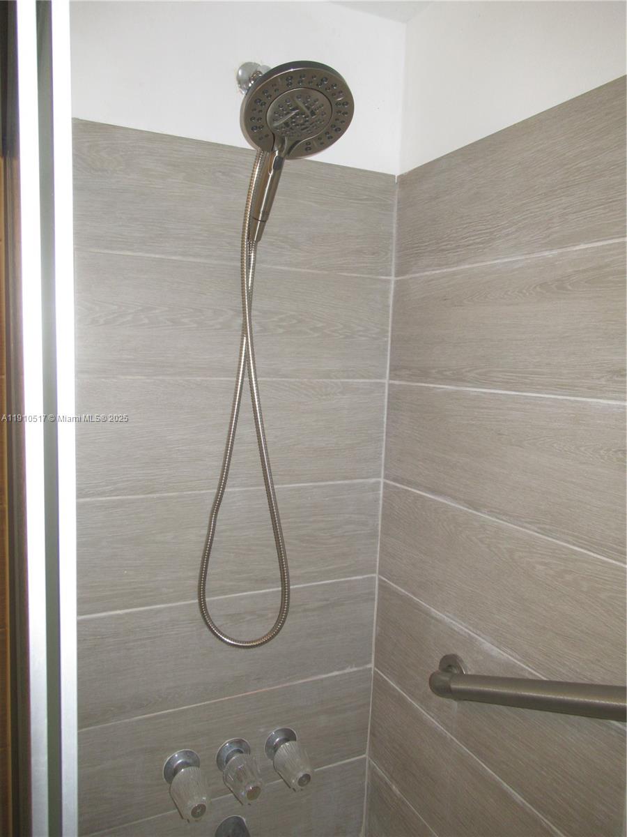 PARADISE VILLAS CONDO - Residential Lease