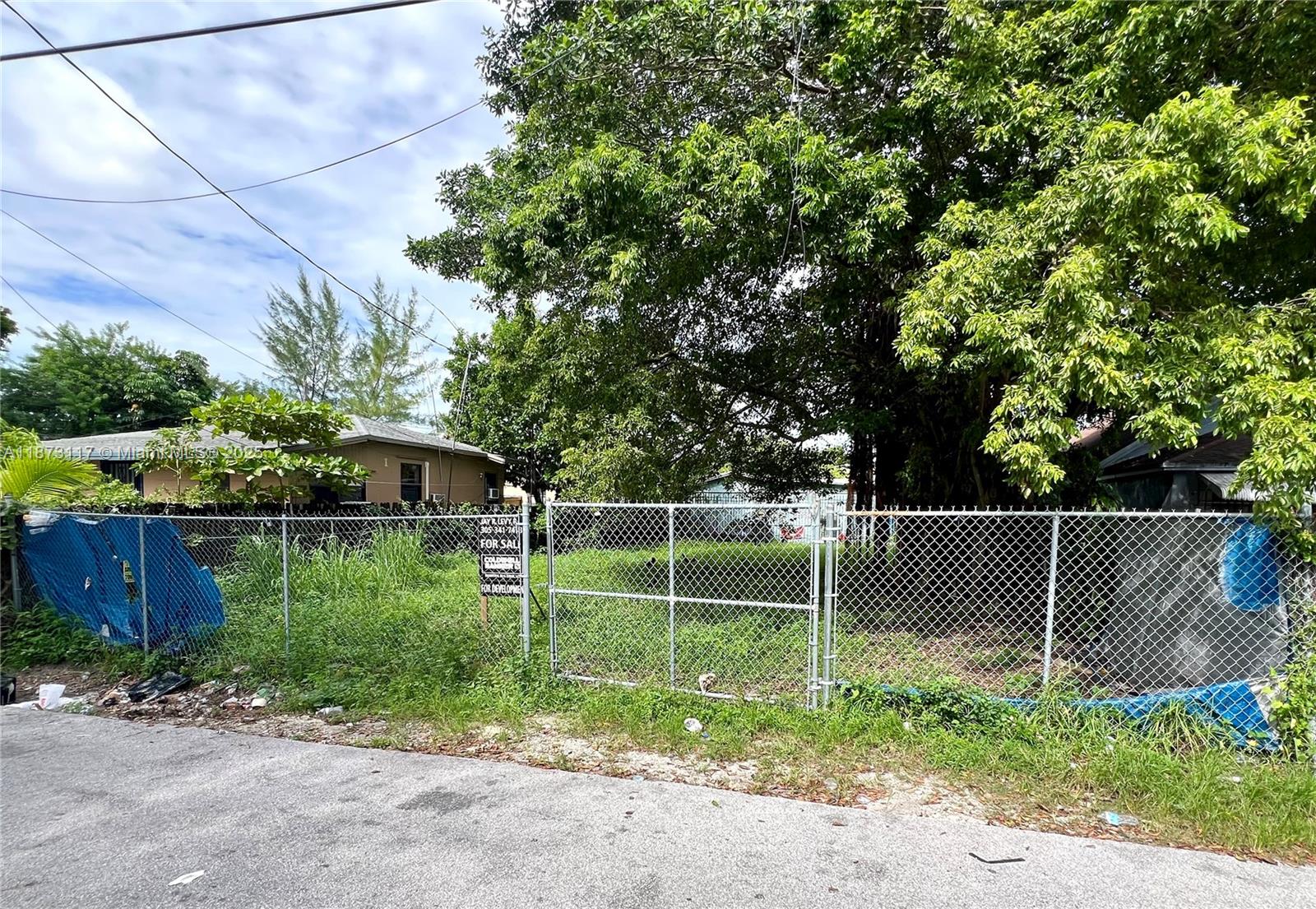 Quiet street in happening Little River/Little Haiti, Miami. T5-R Zoning permits single family, duplex or multi family construction.