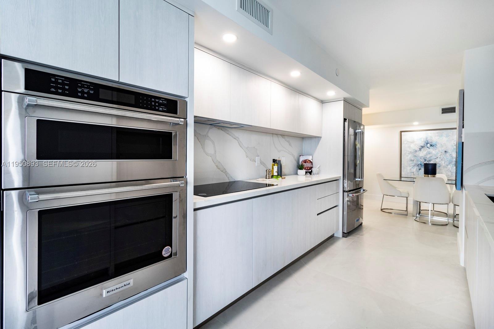 TOWERS OF QUAYSIDE CONDO - Residential