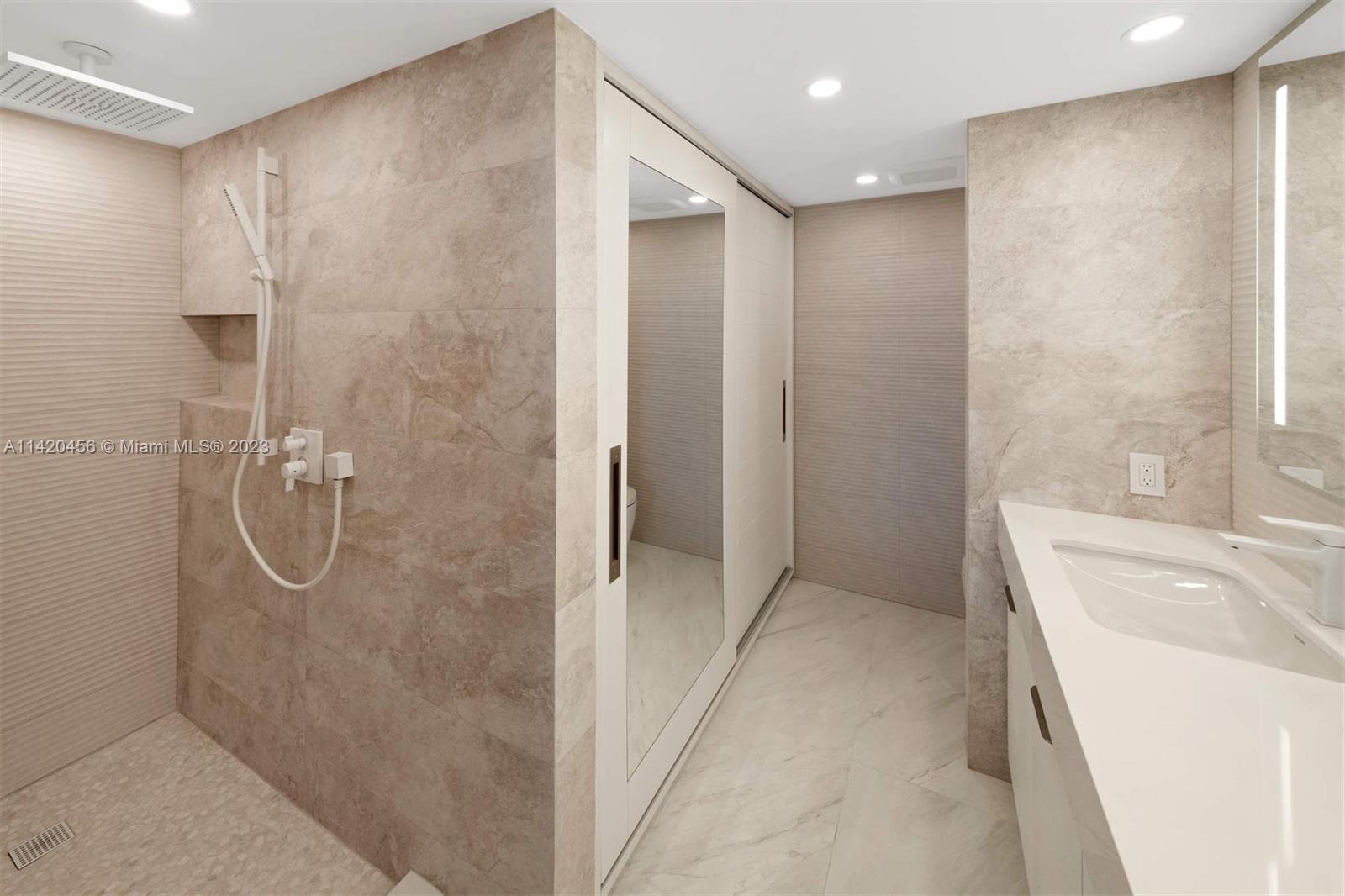 THE GRAND VENETIAN CONDO - Residential