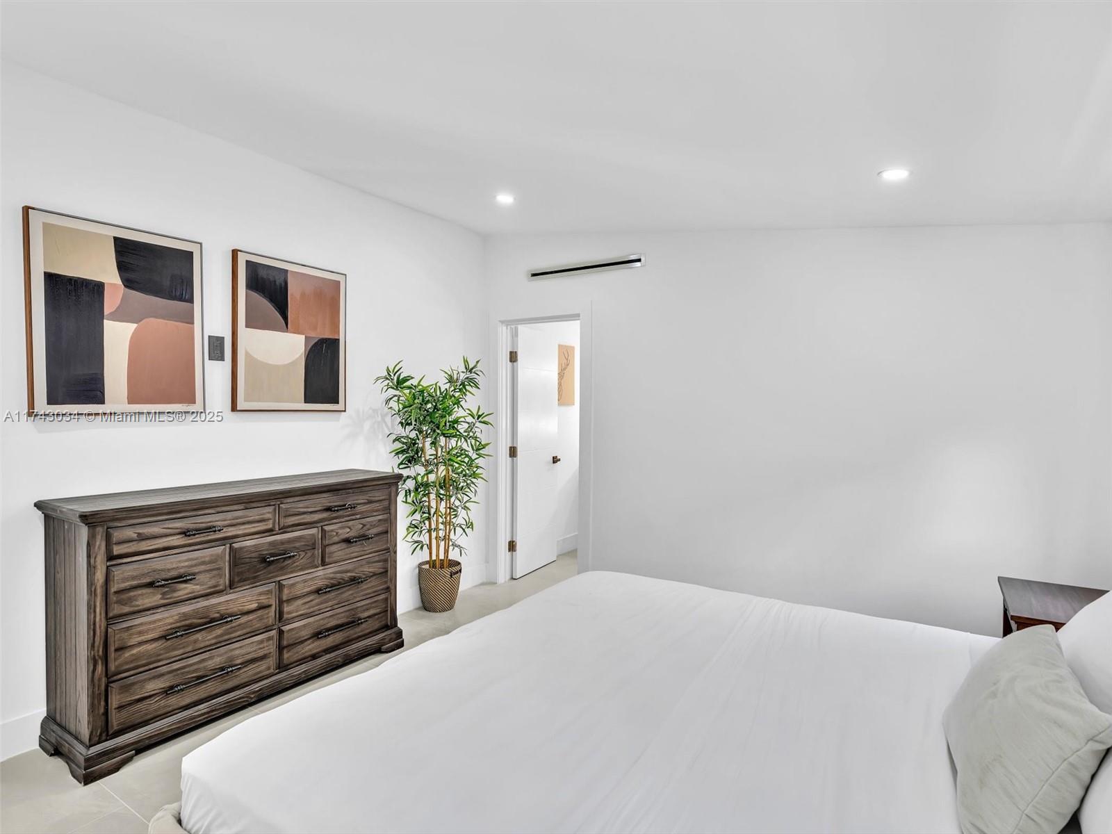 HALLANDALE HEIGHTS - Residential