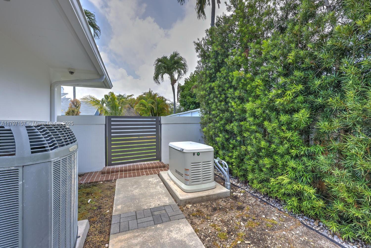 CLINTON GROVE ESTS - Residential