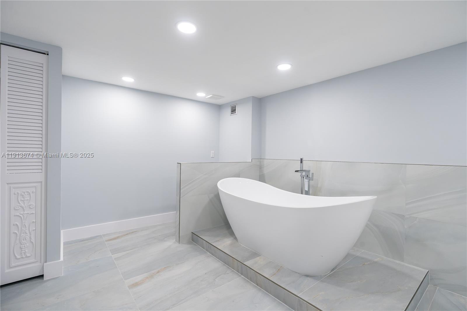 AQUARIUS CONDO - Residential