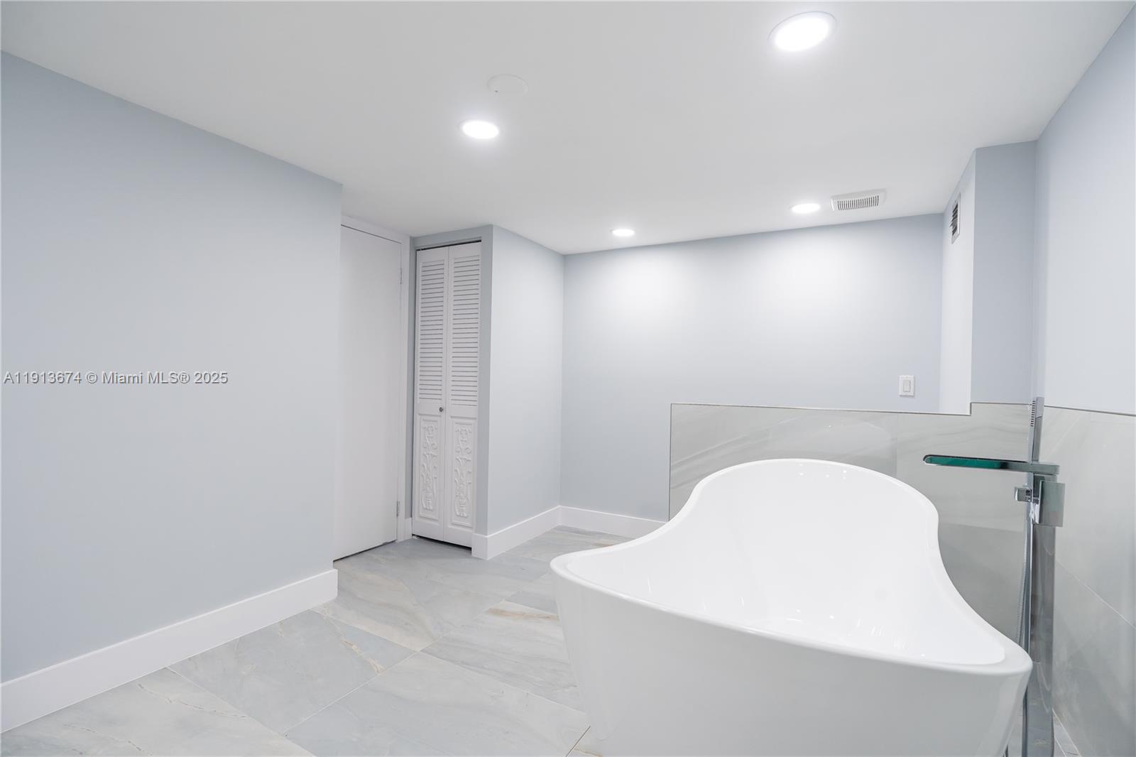 AQUARIUS CONDO - Residential