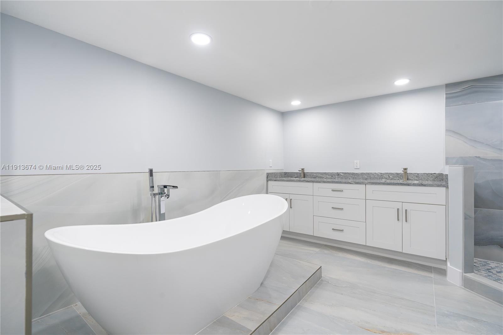 AQUARIUS CONDO - Residential