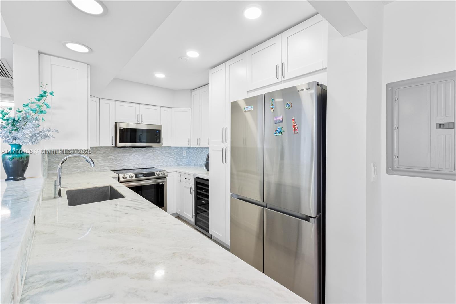 WAVE CONDO - Residential