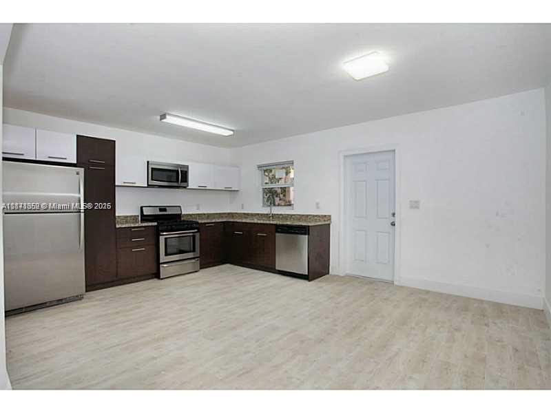 Spectacular first floor corner unit in South Beach, one of the largest in this area,4 unit building very private, comes with full size washer and dryer inside the unit,private balcony and parking assigned.The building was completely renovated,the railings has been changed with a modern design,the entire building,corridors,doors, and parking have been painted,it looks like new. Gated Building,Remodeled kitchen, S/s appliances,Gas range,Impact windows,tile and hardwood floors.. Steps away from Whole Food, Pura Vida, Walgreens, Publix, Target, Total Wine and Burlington
No association, rapid approval. Best price for a 2/2 with 1100sf in the area! UNIT IS
AVAILABLE 11/16/25
